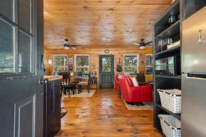 Rock N’ Roll Lake Haus | Lakefront, Kayaks, Decks