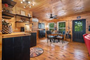 Rock N’ Roll Lake Haus | Lakefront, Kayaks, Decks