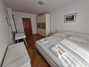 Apartments with parking space Rovinj - 20538