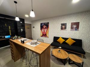 Luxury Apartment with Cowork Space, WiFi, and a Pool in a Business Area