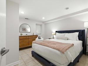 Cozy 2BR Flat - Walk to METRO Market