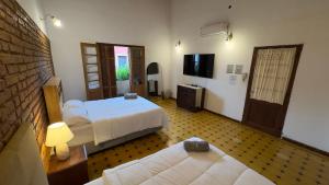 Dos habitaciones en casa colonial familiar con piscina en el centro de Asunción