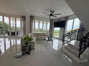 Luxury 4BR home with Infinity Pool, Jacuzzi & firepit