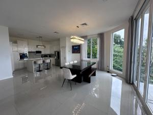 Luxury 4BR home with Infinity Pool, Jacuzzi & firepit