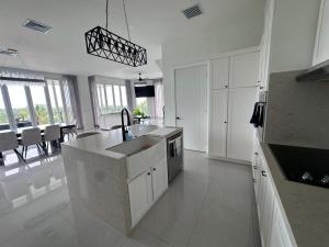 Luxury 4BR home with Infinity Pool, Jacuzzi & firepit