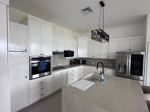 Luxury 4BR home with Infinity Pool & firepit