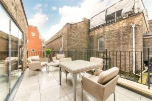 Mayfairs Luxurious Gem with Terrace