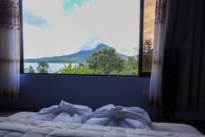 Volcano & Lake View Oasis with Scenic Tub