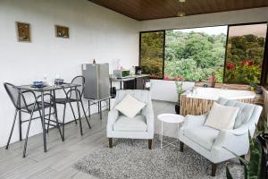 Volcano & Lake View Oasis with Scenic Tub