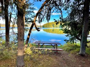 Paulina Lake Lodge and Resort