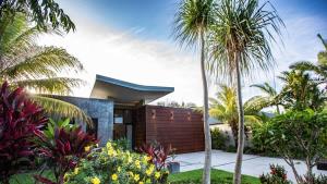Tranquility by the Lake - Luxury Home Port Douglas