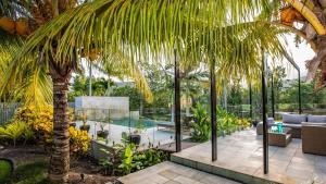 Tranquility by the Lake - Luxury Home Port Douglas