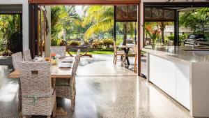 Tranquility by the Lake - Luxury Home Port Douglas