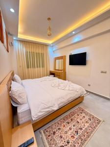 Orange Apartment With Pool