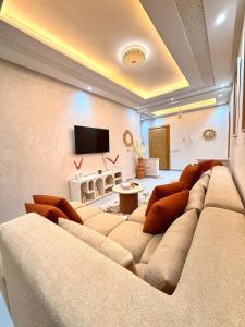 Orange Apartment With Pool