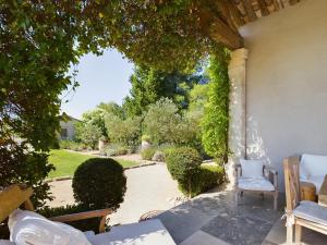 Charmant Mas Provençal avec Piscine aux Alpilles - FR-1-599-122