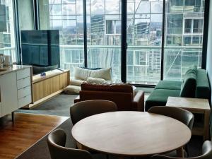 2BR City Escape-Stunning Views-Walk to Everything