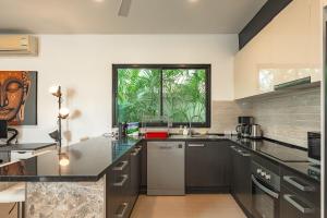 V246 Spacious 4BR Near Pier Private Pool & Garden