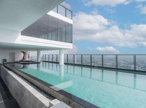 Panoramic Duplex Rama 9 Modern Infinity Pool & Gym