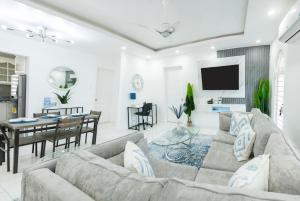 Kiki Modern Haven 2BR Condo with Pool and Ocean View Ocho Rios