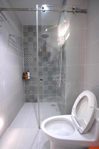 Vibrant City Studio - Private Balcony & Green View