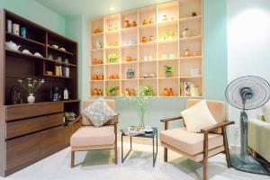 Vibrant City Studio - Private Balcony & Green View