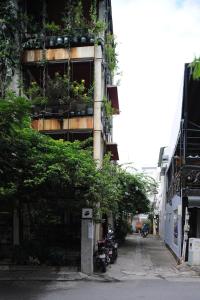 Vibrant City Studio - Private Balcony & Green View