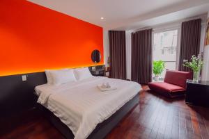 Vibrant City Studio - Private Balcony & Green View