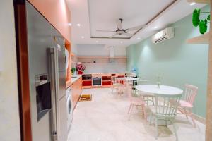 Vibrant City Studio - Private Balcony & Green View