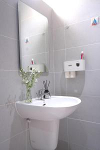 Vibrant City Studio - Private Balcony & Green View