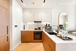 Luxe 1BR in JVC with Balcony and Dubai Marina View - Ubytování bez kategorie ve městě Dubaj