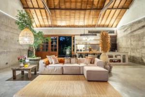 Villa Gaia - Enormous 2BR Villa with Big Garden & Modern Design by Triang Villas