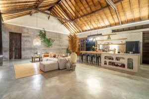 Villa Gaia - Enormous 2BR Villa with Big Garden & Modern Design by Triang Villas