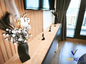 Modern 6 sleeper JVC Rooftop pool, tennis court 10 min to Marina