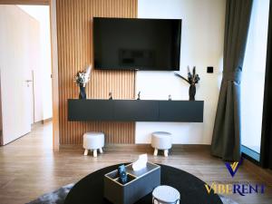 Modern 6 sleeper JVC Rooftop pool, tennis court 10 min to Marina