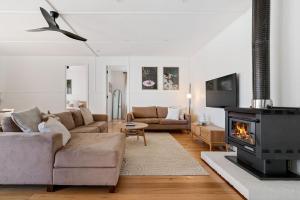 Huge fully fenced backyard for kids and pets