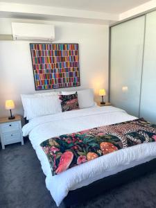 Elegant Apartment, Heart of Newtown with Secure Parking