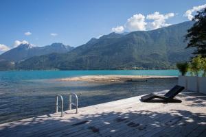 Private Lake Access Waterfront Sauna & Jacuzzi 7 Bedrooms Sleeps 15