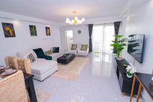 Executive elegantly furnished three bedroom apartment withmodern facilities ,modern swimming pool ,fully equipped gym,children playground and close proximity to major shopping centers and gourmet restaurants