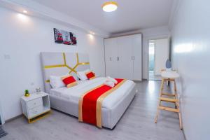 Executive elegantly furnished three bedroom apartment withmodern facilities ,modern swimming pool ,fully equipped gym,children playground and close proximity to major shopping centers and gourmet restaurants