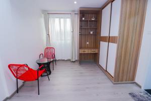 Executive elegantly furnished three bedroom apartment withmodern facilities ,modern swimming pool ,fully equipped gym,children playground and close proximity to major shopping centers and gourmet restaurants