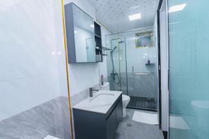 Executive elegantly furnished three bedroom apartment withmodern facilities ,modern swimming pool ,fully equipped gym,children playground and close proximity to major shopping centers and gourmet restaurants