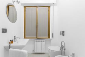 Lake Corner near the center of Sirmione