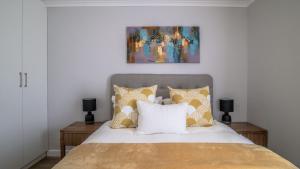 Stylish 2 Bed with Balcony near iconic Stadium in Green Point
