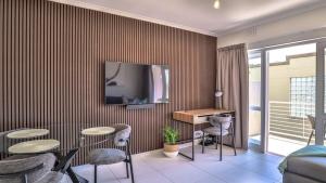 Stylish 2 Bed with Balcony near iconic Stadium in Green Point