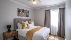 Stylish 2 Bed with Balcony near iconic Stadium in Green Point