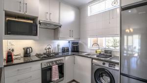 Stylish 2 Bed with Balcony near iconic Stadium in Green Point