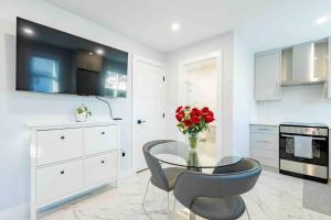 Charming & Brand-New near Restaurants & Transport