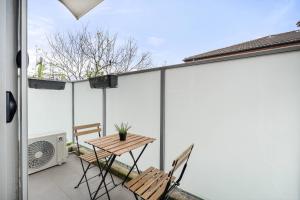 13B Lovely 12 Mins Walk Train STA Bankstown Abnb-Style StudioApt