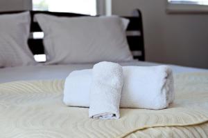 Lihnidos Home, Central Apartment, AC, Lake Access, Beach